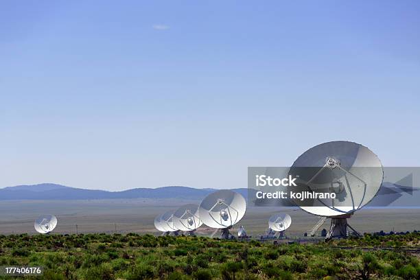 Vla Radiotelescópio - Fotografias de stock e mais imagens de Antena - Equipamento de Telecomunicações - Antena - Equipamento de Telecomunicações, Astronomia, Ciência