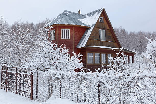 casa na zona rural depois de neve intensa. moscou região. a rússia. - izba - fotografias e filmes do acervo