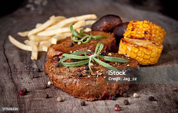 Photo libre de droit de Steak De Bœuf banque d'images et plus d'images libres de droit de Grillade - Grillade, Maïs, Pommes de terre cuisinées