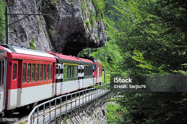 Photo libre de droit de Cogwheel Railway La Suisse banque d'images et plus d'images libres de droit de Arrivée - Arrivée, Chaîne de montagnes, Col de montagne