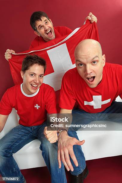 Ve Los Fanáticos Del Deporte Suizo Foto de stock y más banco de imágenes de Suiza - Suiza, Fútbol, Aficionado