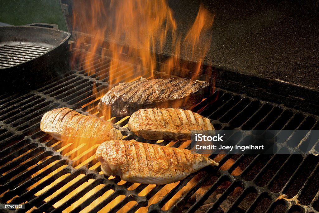 Pechuga de pollo a la parrilla, bistec y con un bastidor - Foto de stock de A la Parrilla libre de derechos