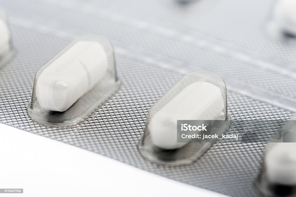 Plaquette de médicament de comprimés sur fond blanc - Photo de Antibiotique libre de droits