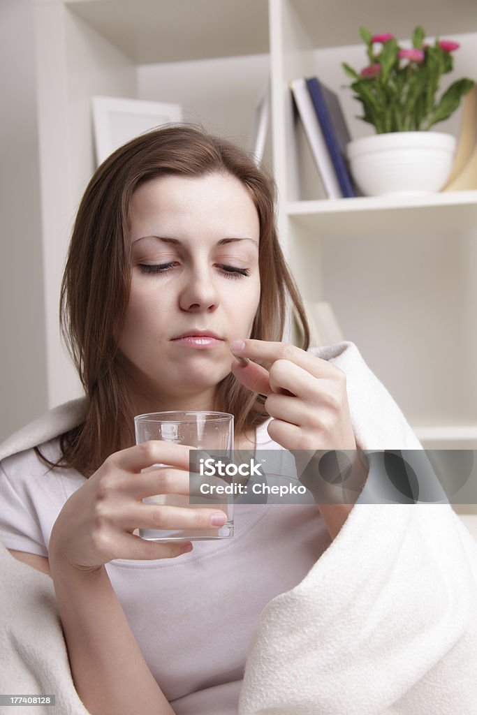 Chica toma la píldora - Foto de stock de Adicción libre de derechos