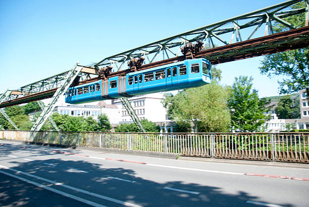 サスペンション装置の鉄道、schwebebahn wuppertal （ドイツ） - blurred motion city life train europe ストックフォトと画像