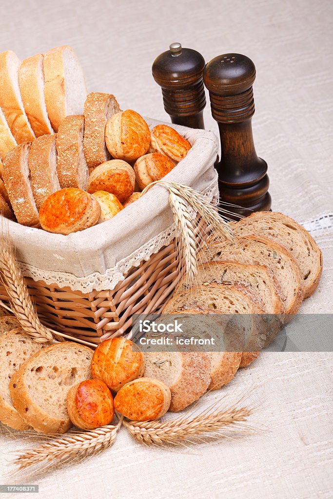 Assortimento di prodotti da forno a fette - Foto stock royalty-free di Alimentazione sana