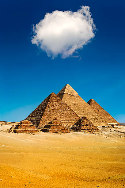 las pirámides de giza - pyramid of chephren fotografías e imágenes de stock