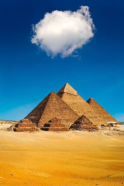 The Pyramids of Giza "Egypt. Cairo - Giza. General view of pyramids from the Giza Plateau (from left - the Pyramid of Menkaure /Mykerinos/, Khafre /Chephren/ and Chufu /Cheops/ - known as the Great Pyramid and three small pyramids popularly known as Queens' Pyramids on front side). The Pyramid Fields from Giza to Dahshur is on UNESCO World Heritage List" great pyramid of khufu stock pictures, royalty-free photos & images