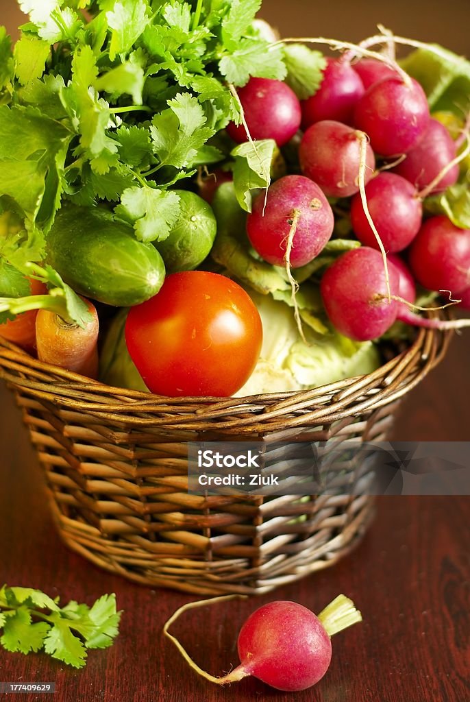 Verdure nel cestino - Foto stock royalty-free di Alimentazione sana