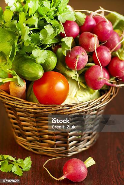 Verdure Nel Cestino - Fotografie stock e altre immagini di Alimentazione sana - Alimentazione sana, Carota, Cavolo