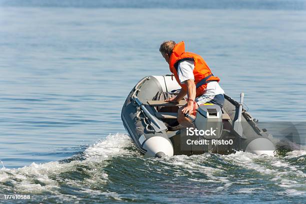Człowiek Jazda Na Łódkę - zdjęcia stockowe i więcej obrazów Silnik - Silnik, Transport morski, Kamizelka ratunkowa