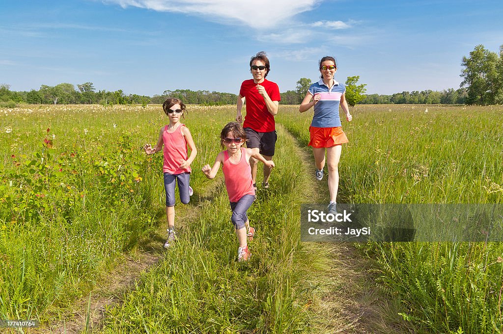 Familia deporte, trotar al aire libre - Foto de stock de Actividad libre de derechos