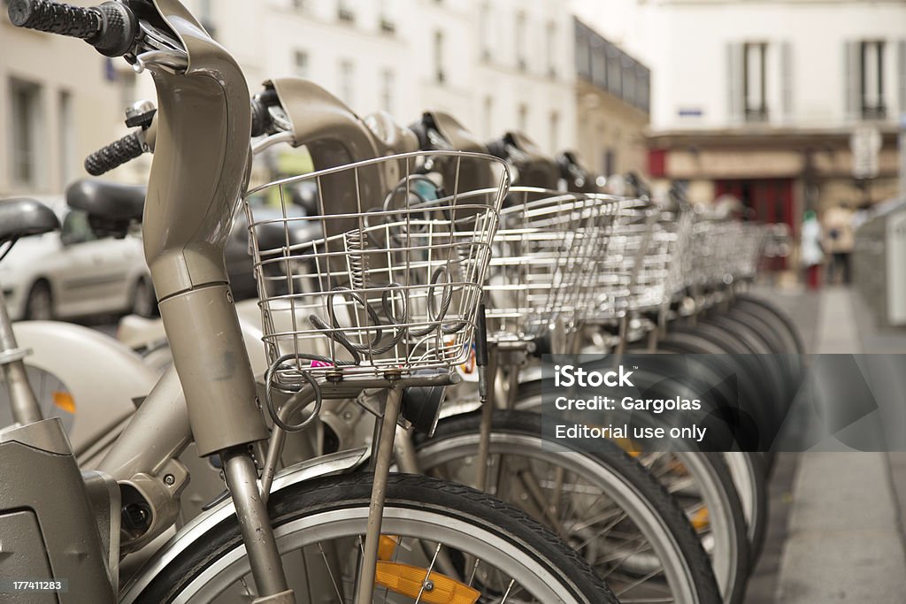 Urban des vélos à la location - Photo de Vélib' libre de droits