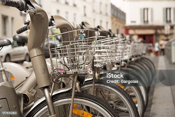 Photo libre de droit de Urban Des Vélos À La Location banque d'images et plus d'images libres de droit de Vélib' - Vélib', Aluminium, Capitales internationales