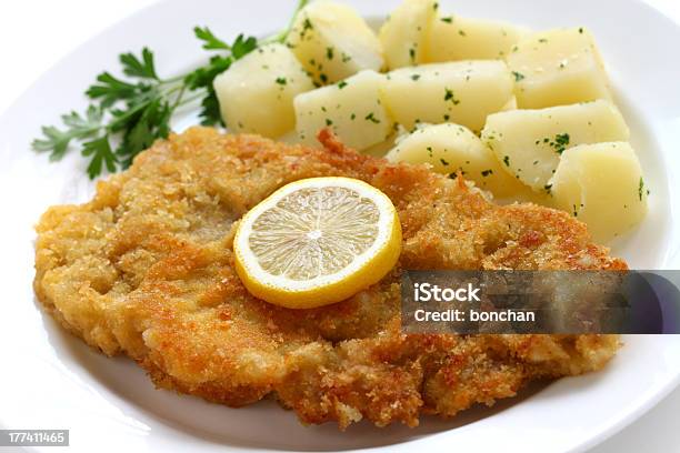 Photo libre de droit de Wiener Schnitzel De Veau Côtelette banque d'images et plus d'images libres de droit de Escalope de veau panée - Escalope de veau panée, Pomme de terre, Vienne - Autriche