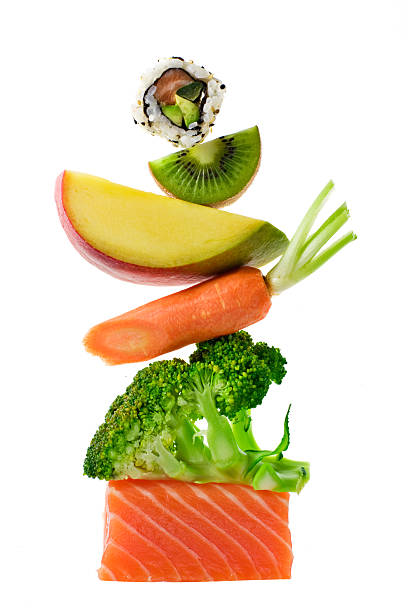 cibo equilibrio - broccoli vegetable food isolated foto e immagini stock