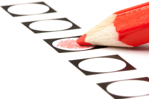 Votar en forma de lápiz con rojo llenado en un círculo negro photo