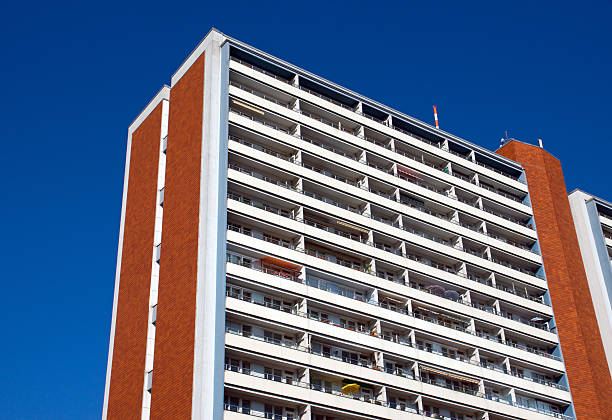 apartment-gebäude, das in east berlin - plattenbau berlin germany east germany office building stock-fotos und bilder