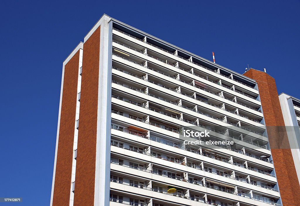 Prédio de apartamentos em Berlim Oriental - Foto de stock de Plattenbau royalty-free