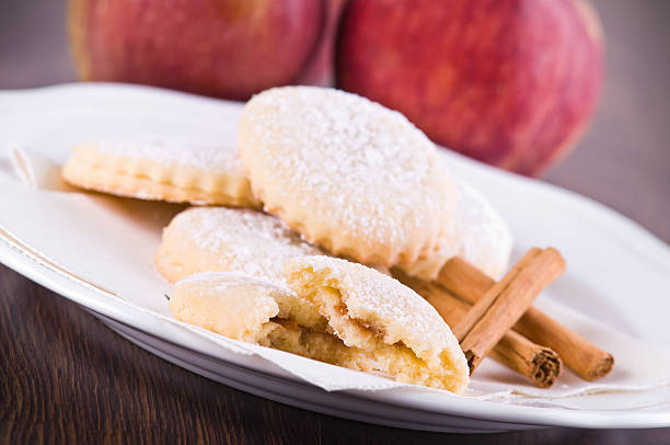 biscoitos com recheio de maçã. - apple cake spread macro - fotografias e filmes do acervo