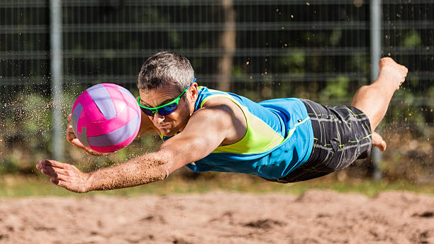 beachvolleyballer flying - beach volleyball zdjęcia i obrazy z banku zdjęć