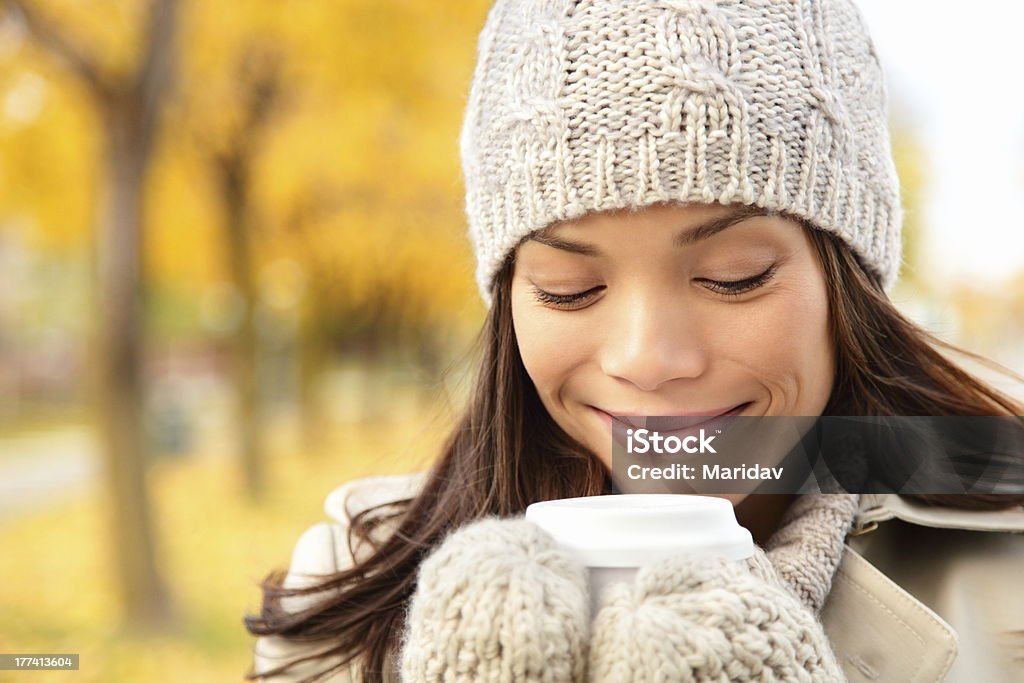 가을맞이 여자 술마시기 커피 - 로열티 프리 10월 스톡 사진