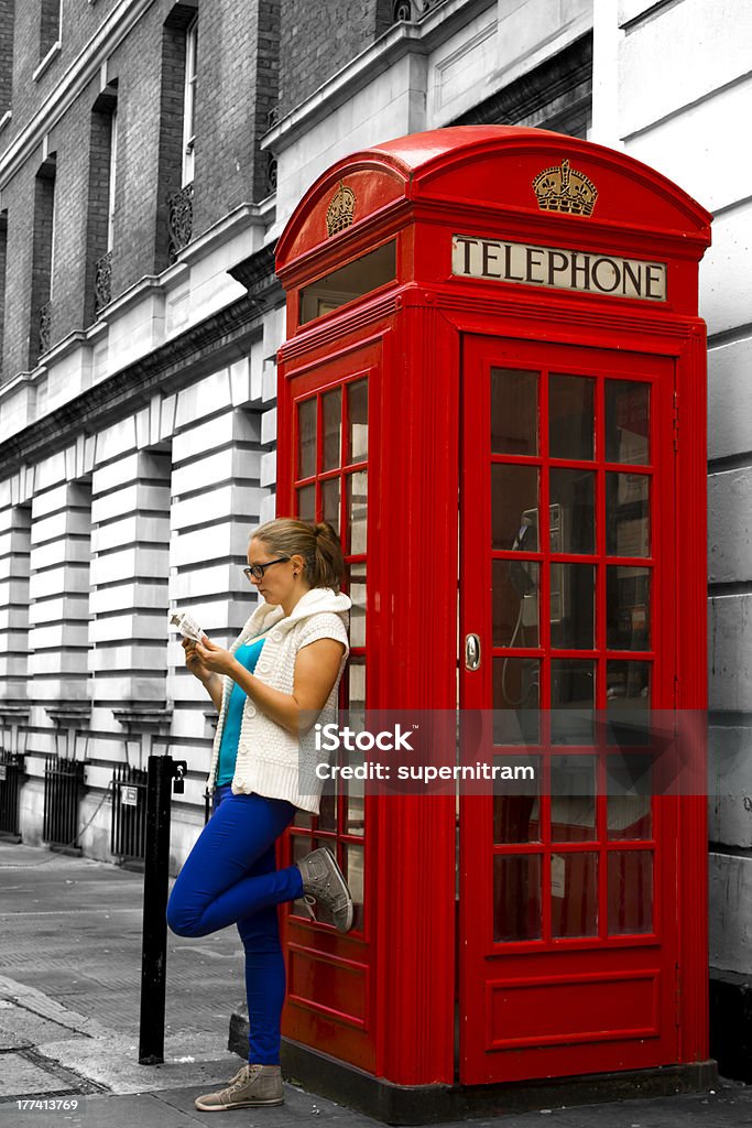 Женщина в Лондоне телефон как - Стоковые фото 20-29 лет роялти-фри