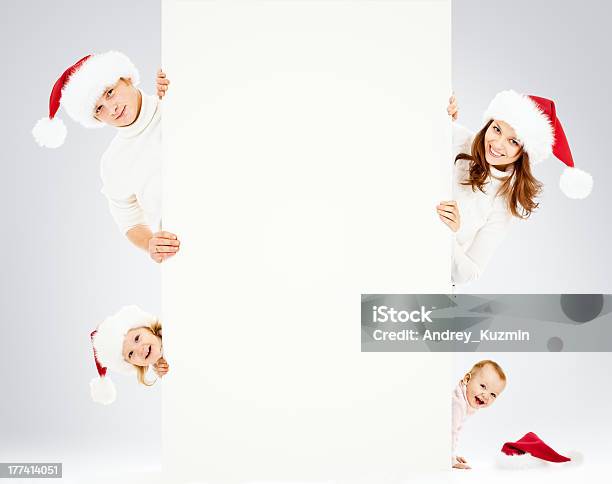 Feliz Familia En Santas Sombreros En Blanco Banner Foto de stock y más banco de imágenes de 20 a 29 años
