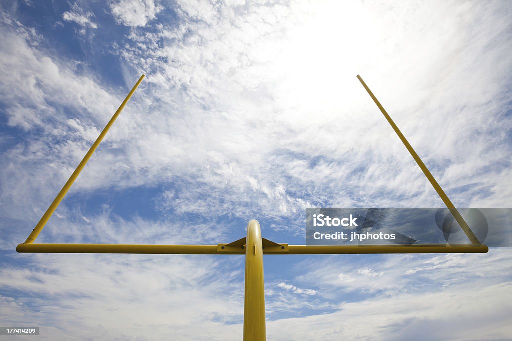 American football-Zielvorgaben gegen Wolken und blauer Himmel - Lizenzfrei Amerikanischer Football Stock-Foto