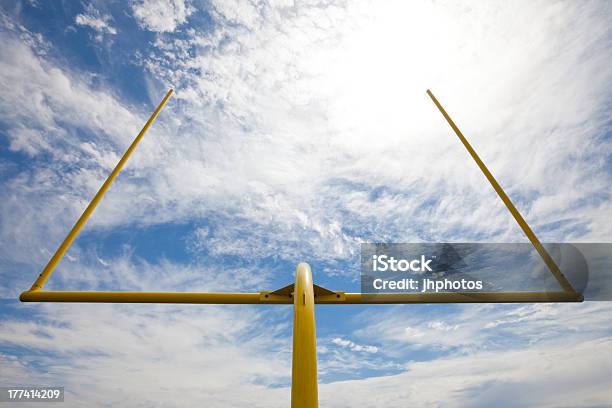 American Footballzielvorgaben Gegen Wolken Und Blauer Himmel Stockfoto und mehr Bilder von Amerikanischer Football