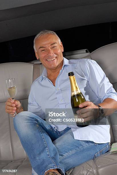 Travel Champagne - Fotografie stock e altre immagini di Abbigliamento casual - Abbigliamento casual, Adulto, Alchol