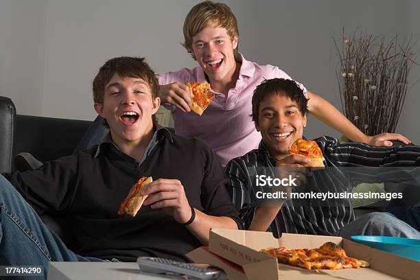 ティーンエイジャー自宅でピザを食べる - ピザのストックフォトや画像を多数ご用意 - ピザ, 食べる, 少年