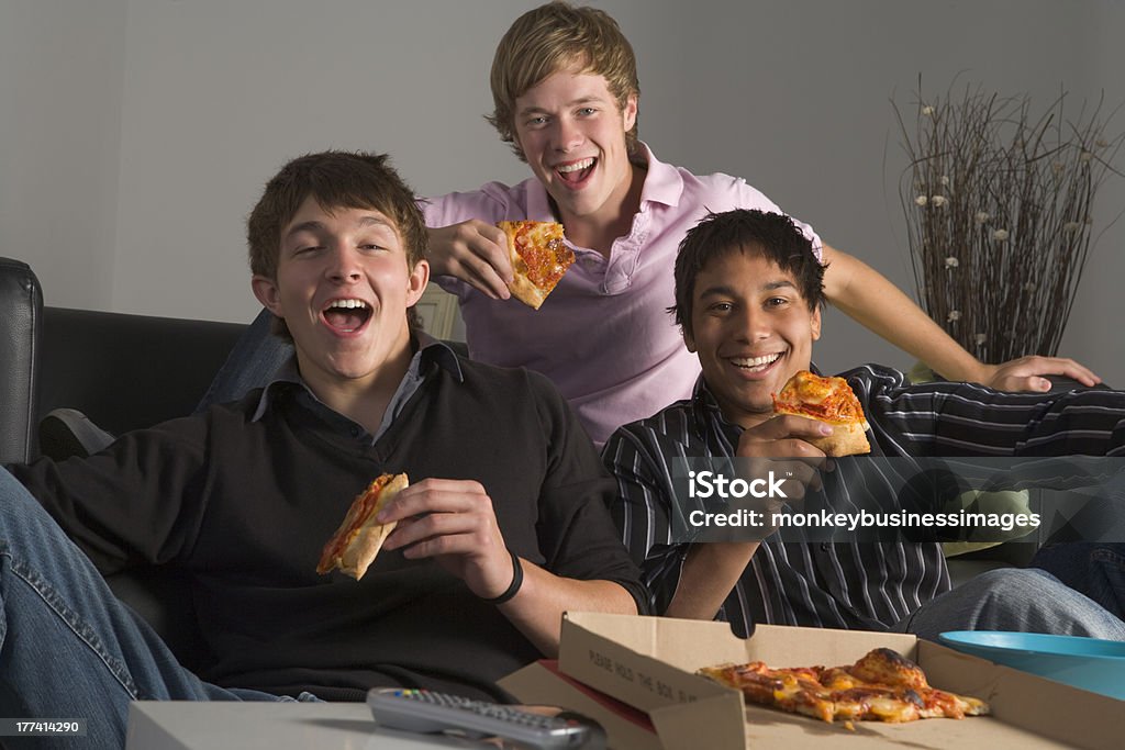 Adolescentes comer Pizza em casa - Foto de stock de Pizza royalty-free