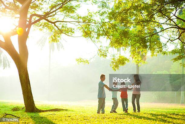 Familia Feliz Asiática Sosteniendo Las Manos En Un Círculo Foto de stock y más banco de imágenes de Familia