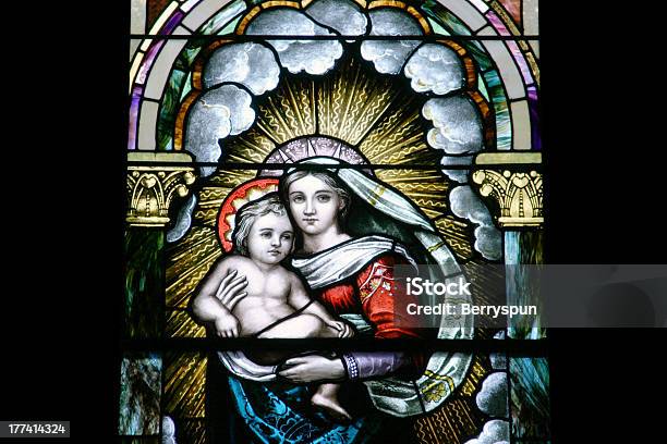 Цветное Стекломарии И Иисуса — стоковые фотографии и другие картинки Дева Мария - Дева Мария, Цветное стекло, Женщины