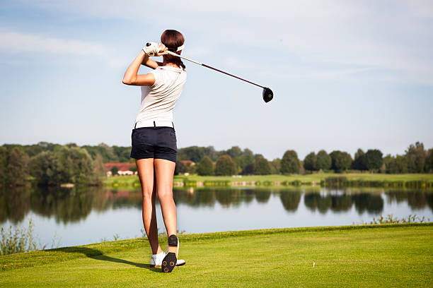 joueur de golf tee off - golf golf club golf swing tee photos et images de collection