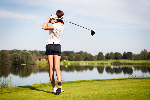 golf gracz teeing - teeing off zdjęcia i obrazy z banku zdjęć