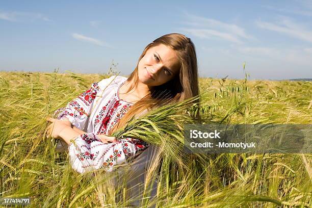 Bella Giovane Ragazza In Campo Di Segale - Fotografie stock e altre immagini di Abbigliamento - Abbigliamento, Adulto, Allegro