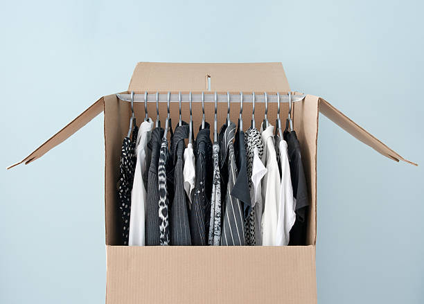 caja de guantes en el armario para facilitar el desplazamiento - shirt hanger hanging blue fotografías e imágenes de stock