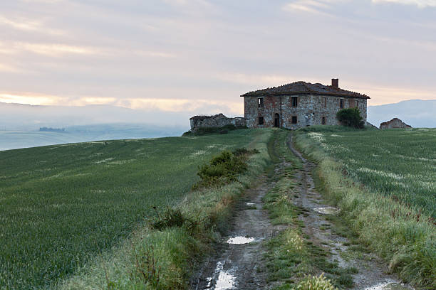 opuszczony dom w gospodarstwie rolnym w toskania na wschód słońca - siena province tuscany italy fog zdjęcia i obrazy z banku zdjęć