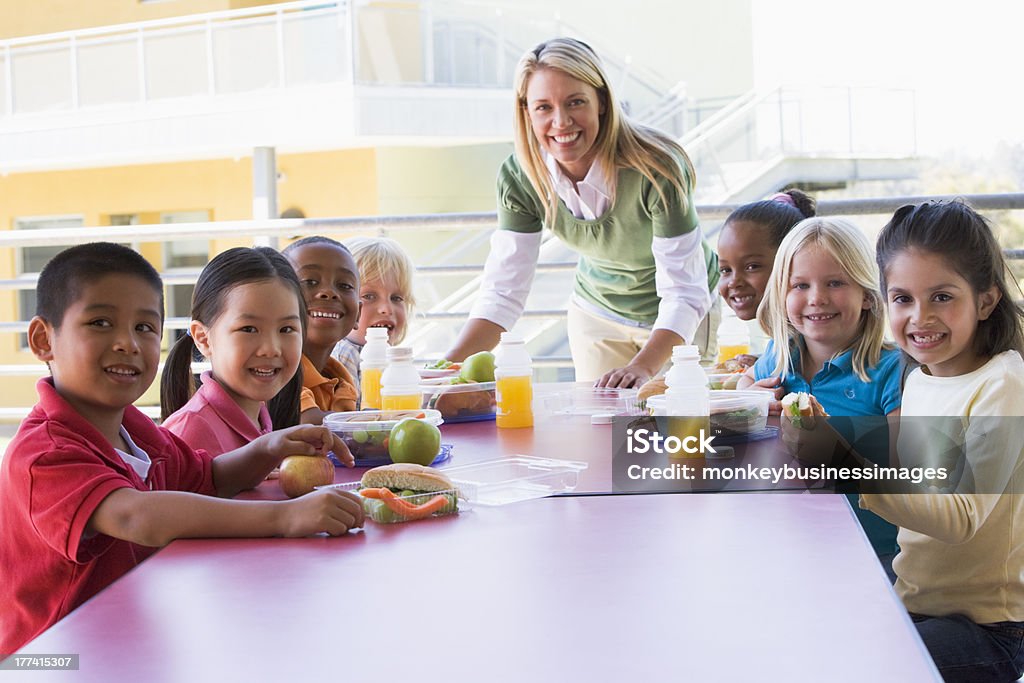 Детский Сад учитель Присмотр за детьми ест обед - Стоковые фото Ланч роялти-фри