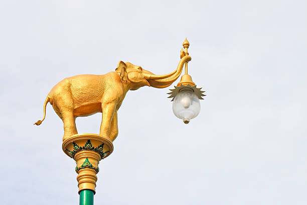 Golden elefante en una potencia polos. - foto de stock