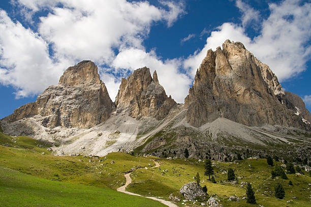 sassolungo - sella pass fotografías e imágenes de stock