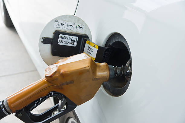 인명별 자동차, 주유소 충전, 연료 - fillup 뉴스 사진 이미지