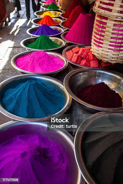 インドのホリ春祭色 - 商売場所 市場のストックフォトや画像を多数ご用意 - 商売場所 市場, 染料, 粉末状