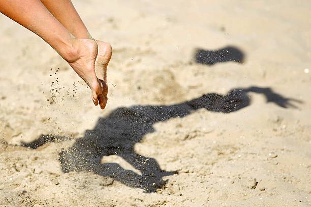 beachvolleyball stopy z cień na piasku - beach volleyball zdjęcia i obrazy z banku zdjęć