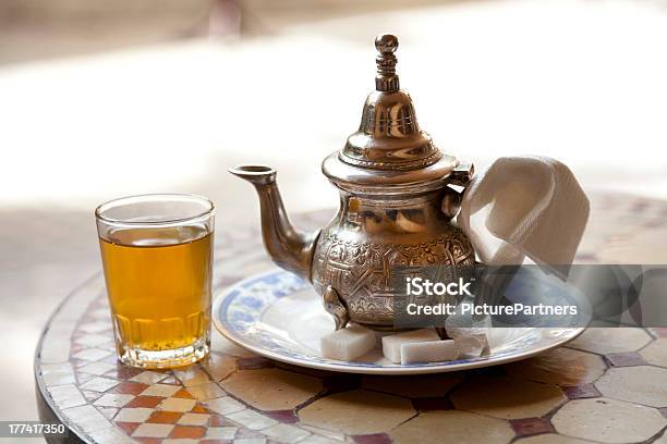 Foto de Beber Chá Tradicional No Marrakesh e mais fotos de stock de Arabesco - Estilo - Arabesco - Estilo, Açúcar, Bule de Chá