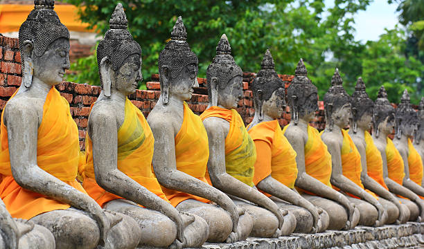 alte buddha tempel wat yai chai mongkol-tempel an ayutthaya-provinz thailand - venerable stock-fotos und bilder