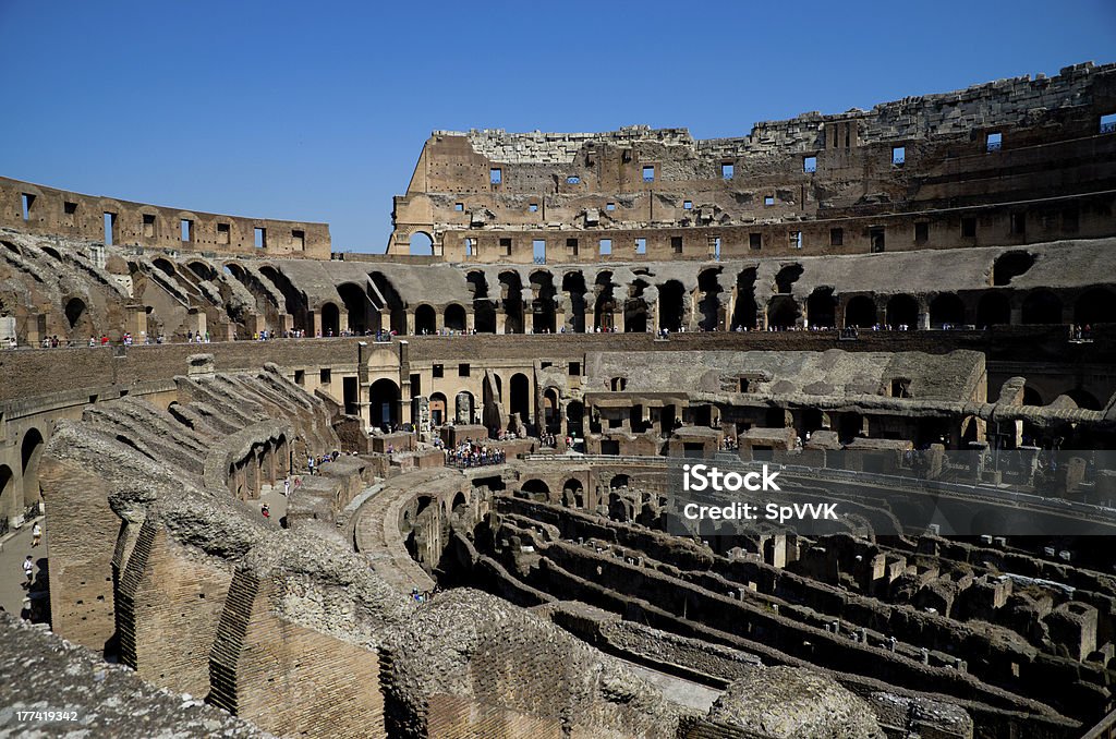 Wnętrza Koloseum, starożytne rzymskie Flavian Amfiteatr. Gród w Rzymie, Włochy - Zbiór zdjęć royalty-free (Budynek z zewnątrz)