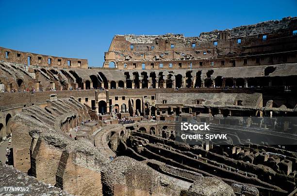 Wnętrza Koloseum Starożytne Rzymskie Flavian Amfiteatr Gród W Rzymie Włochy - zdjęcia stockowe i więcej obrazów Budynek z zewnątrz